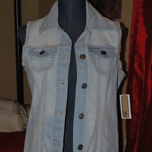 NWT Denim Vest with Crochet lace detail on back - Picture 3 of 4